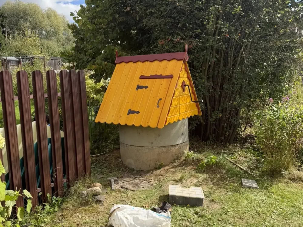 Готовый домик на колодце в солнечный день